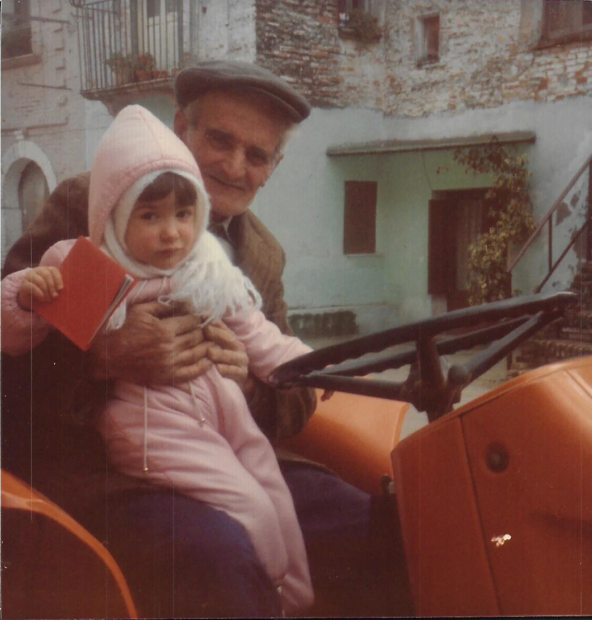 Le origini: bambina sul trattore nei campi